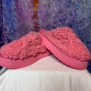 UGG Maxi Curly platform slippers.